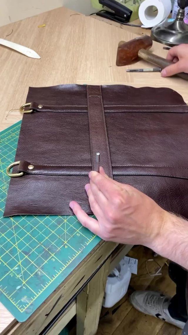 Behind the scenes of crafting the timeless elegance of the Urban Tote leather bag. Watch as each stitch and fold transforms premium leather into a versatile accessory for the modern urbanite. ð¼⁠
⁠
via: @sobczuk.leather.goods